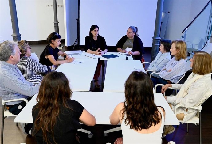 La alcaldesa de Santander, Gema Igual, con vecinos de El Sardinero