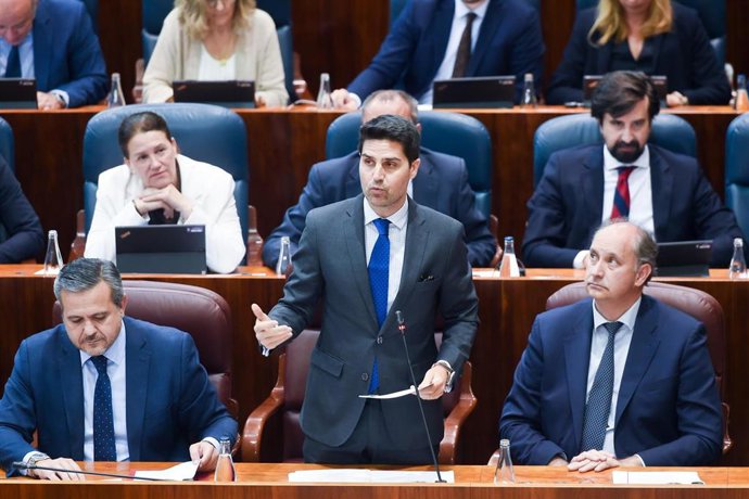 El consejero de Educación y Universidades, Emilio Viciana, durante un pleno de la Asamblea de Madrid, a 14 de mayo de 2025, en Madrid (España).