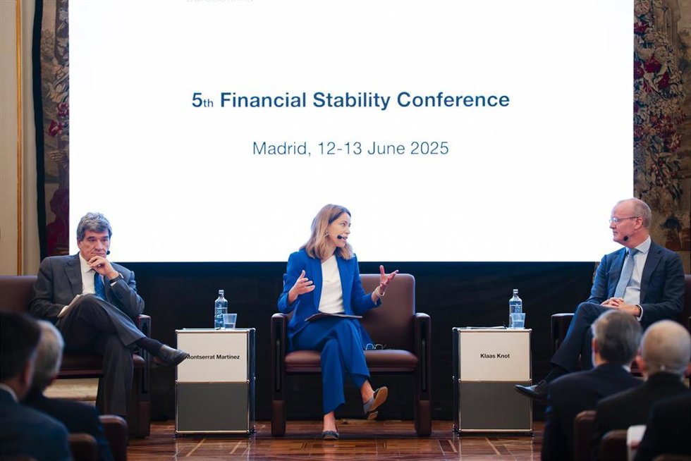 El gobernador del Banco de España, José Luis Escrivá, la exvicepresidenta de la CNMV, Monserrat Martínez Parera, y el presidente del Banco de los Países Bajos, Klaas Knot, durante la quinta Conferencia de Estabilidad Financiera, en la sede del Banco de 