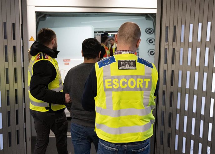 Archivo - 25 February 2025, Hesse, Frankfurt/Main: Officers from the Federal Police and Frontex take a man on a deportation flight to Pakistan. The Federal Police and Frontex staff accompany the flight with a massive deployment of forces. Photo: Boris Roe