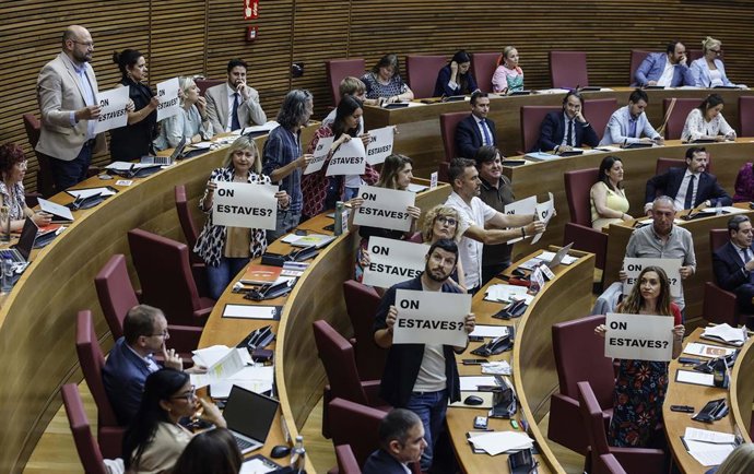 Suspendido el pleno de Corts durante 10 minutos por una protesta de Compromís con carteles de '¿Dónde estabas?' a Mazón