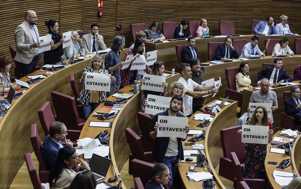 Suspendido el pleno de Corts durante 10 minutos por una protesta de Compromís con carteles de '¿Dónde estabas?' a Mazón