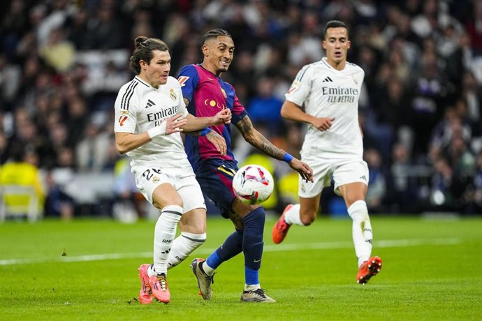 Archivo - Raphinha y Fran García durante el Real Madrid-FC Barcelona de LaLiga EA Sports 24-25