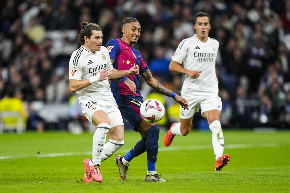 Archivo - Raphinha y Fran García durante el Real Madrid-FC Barcelona de LaLiga EA Sports 24-25