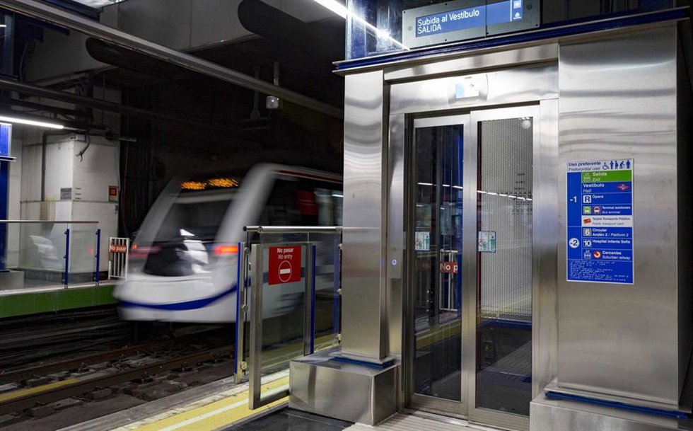 Archivo - La estación de Metro de Príncipe Pío ha estrenado este lunes dos ascensores que conectan el vestíbulo con las líneas 6 y 10 y que ha contado con un presupuesto de 701.933 euros