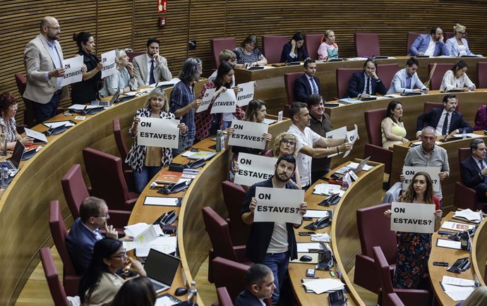 Suspès el ple de Les Corts durant 10 minuts per una protesta de Compromís amb cartells de 'On estaves?' a Mazón