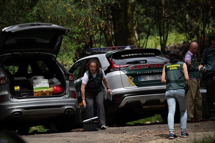 Agentes de la Guardia Civil en el lugar en el que se han encontrado los cuerpos.
