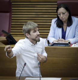 El diputado de Compromís Francesc Roig en el pleno de Les Corts