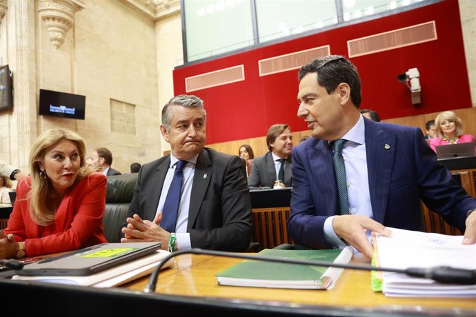 La consejera de Economía y portavoz, Carolina España; el consejero de la Presidencia, Antonio Sanz, y el presidente de la Junta, Juanma Moreno, este jueves en el Pleno del Parlamento.