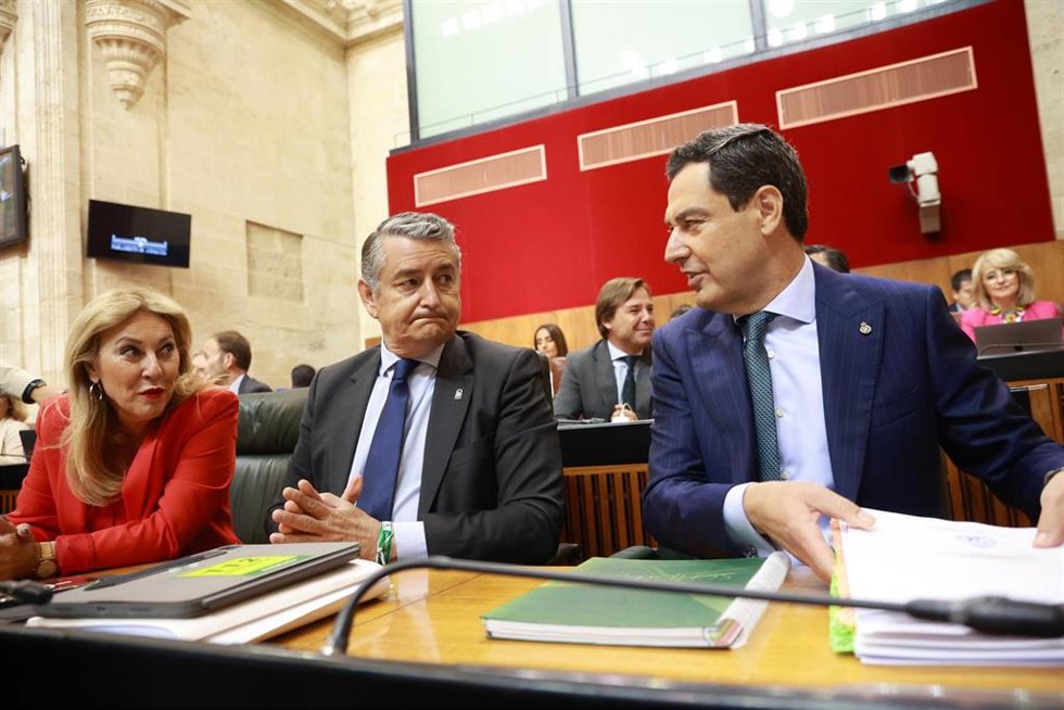 La consejera de Economía y portavoz, Carolina España; el consejero de la Presidencia, Antonio Sanz, y el presidente de la Junta, Juanma Moreno, este jueves en el Pleno del Parlamento.