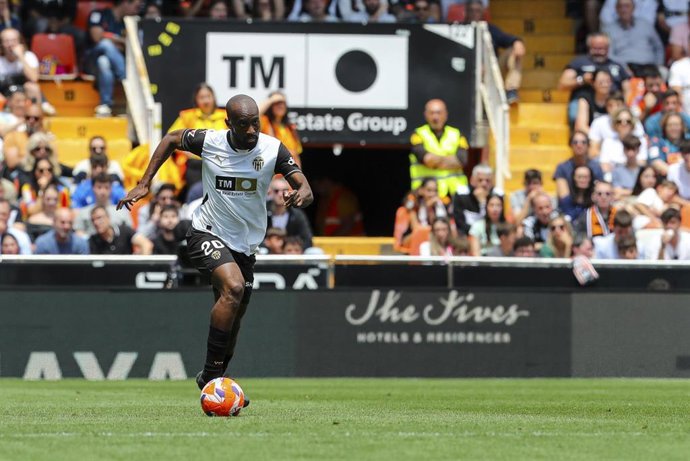 Archivo - Dimitri Foulquier of Valencia CF in action during the Spanish league, La Liga EA Sports, football match played between Valencia CF and Getafe CF at Mestalla stadium on May 10, 2025, in Valencia, Spain.