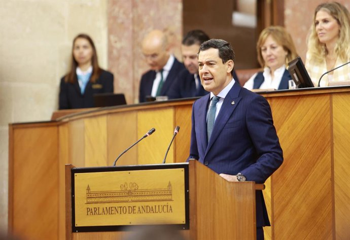 El presidente de la Junta, Juanma Moreno, interviene durante el debate. A 12 de junio de 2025, en sevilla (Andalucía, España). El presidente de la Junta, Juanma Moreno, ha comparecido en el Parlamento en un debate general sobre la situación de Andalucía.