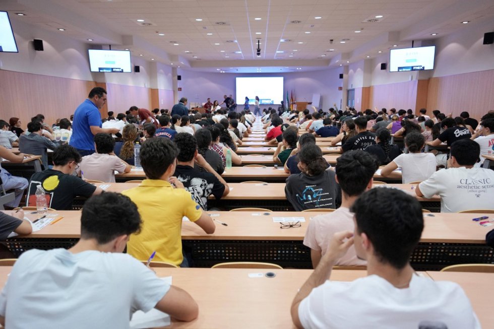 Estudiantes antes de comenzar una prueba de la PAU en Córdoba.