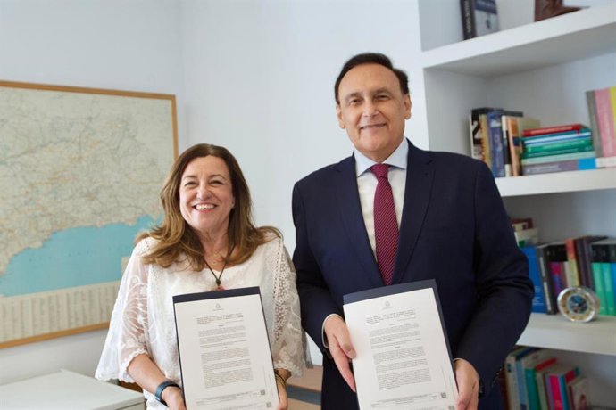La consejera de Desarrollo Educativo y Formación Profesional, María del Carmen Castillo, y el consejero de Universidad, Investigación e Innovación, José Carlos Gómez Villamandos, firman un protocolo para reforzar la Formación Profesional.