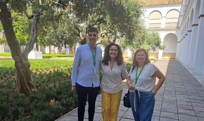 La portavoz de Por Andalucía, Inma Nieto, ha mantenido una reunión con los concejales de Izquierda Unida en Castilblanco, Marina Falcón y José Santos.