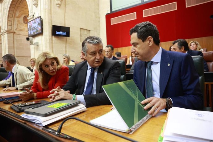 El presidente de la Junta, Juanma Moreno (d), junto al consejero de la Presidencia, Interior, Diálogo Social y Simplificación Administrativa, Antonio Sanz (c), y la consejera de Economía y portavoz del Gobierno andaluz, Carolina España, al inicio del deba