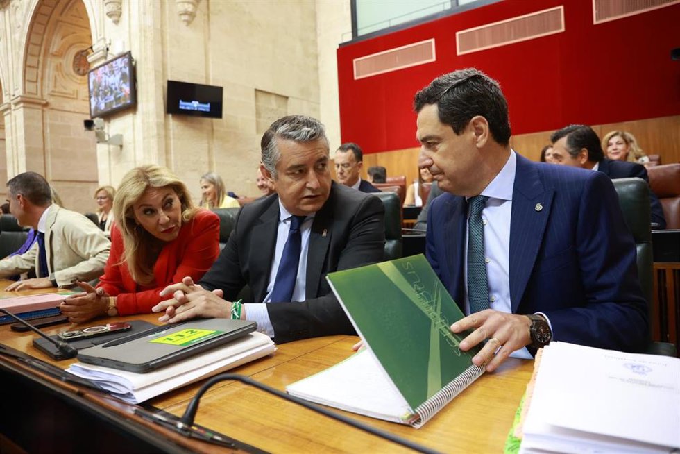 El presidente de la Junta, Juanma Moreno (d), junto al consejero de la Presidencia, Interior, Diálogo Social y Simplificación Administrativa, Antonio Sanz (c), y la consejera de Economía y portavoz del Gobierno andaluz, Carolina España, al inicio del de