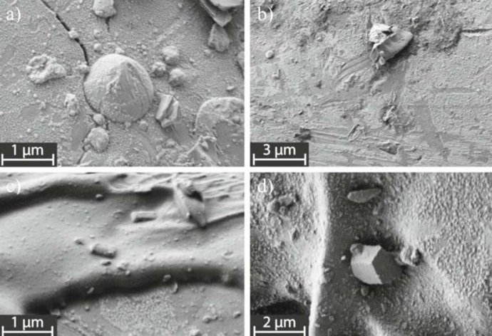 Imágenes SEM de características en la superficie de perlas de vidrio negras.