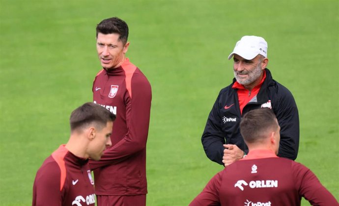 Archivo - 12 June 2024, Hanover: Poland's Robert Lewandowski (L) and coach Michal Probierz stand on the pitch during the Polish national team's training session at the Eilenriedestadion, in preparations for UEFA EURO 2024. Photo: Julian Stratenschulte/dpa