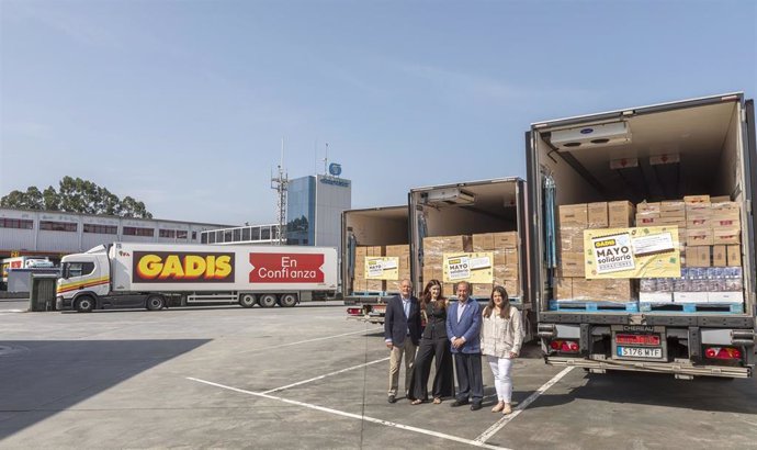 La directora de Marketing y RSC de GADISA Retail, Melisa Pagliaro, el director de Comunicación, José Luis Fernández Astray y la coordinadora de RSC, Lucía Santos, en una entrega simbólica