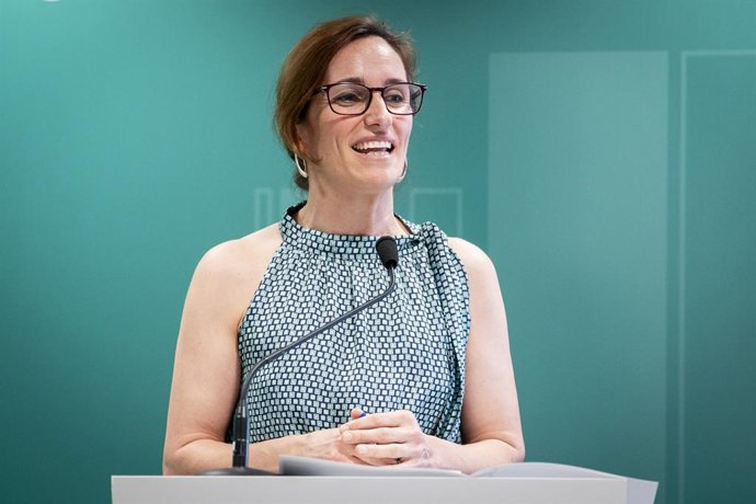 A Ministra da Saúde, Mónica García, discursa durante a inauguração da nova sede da MSD na Espanha, em 5 de junho de 2025, em Madri (Espanha). A gigante norte-americana MSD estabeleceu uma nova sede na Espanha no Edifício Botanic, no coração de Madri, Espa
