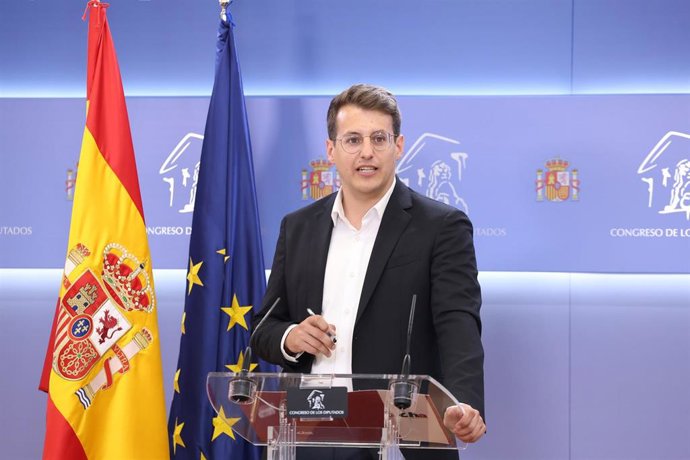 El diputado de Sumar Jorge Pueyo durante una rueda de prensa anterior a la Junta de Portavoces, en el Congreso de los Diputados, a 27 de mayo de 2025, en Madrid (España).