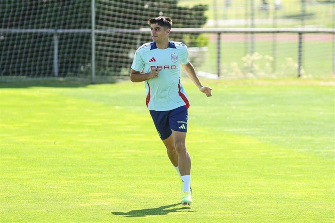 El jugador de la selección española sub-21 Gerard Martín durante un entrenamiento en la Ciudad del Fútbol de Las Rozas.