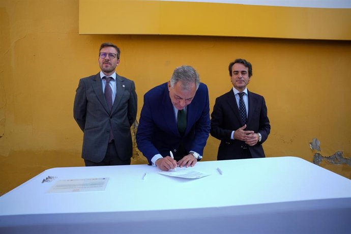 El subdelegado del Gobierno en Sevilla, Francisco Toscano, el alcalde, José Luis Sanz y el viceconsejero de Fomento, Articulación del Territorio y Vivienda, Mario Muñoz-Atanet Sánchez durante la colocación de la primera piedra del Frontón Betis.