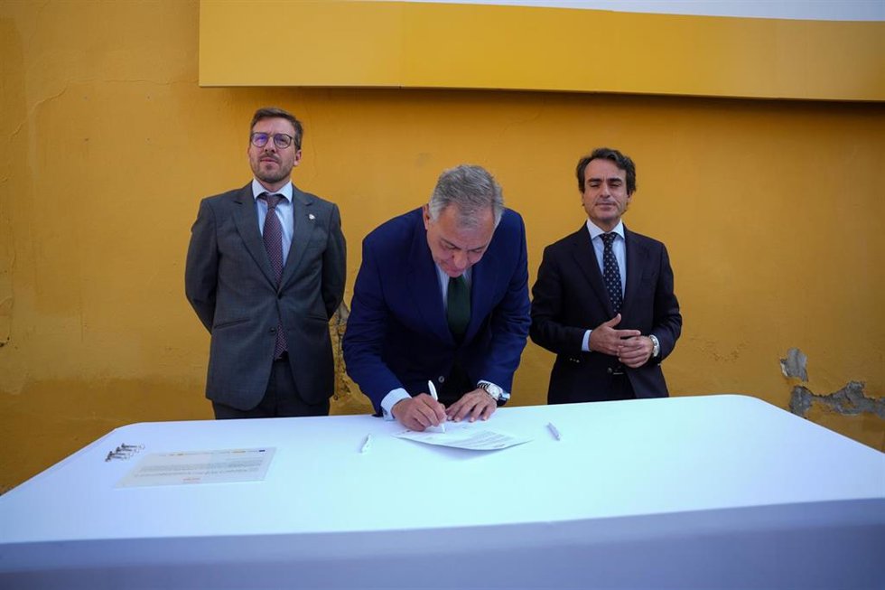 El subdelegado del Gobierno en Sevilla, Francisco Toscano, el alcalde, José Luis Sanz y el viceconsejero de Fomento, Articulación del Territorio y Vivienda, Mario Muñoz-Atanet Sánchez durante la colocación de la primera piedra del Frontón Betis.