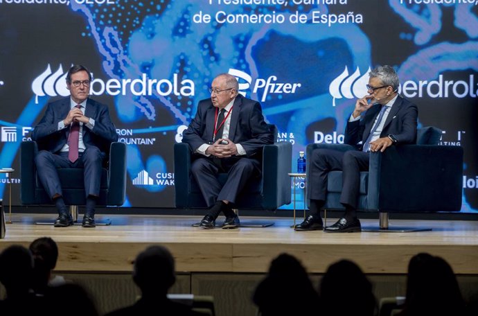 (I-D) El presidente de la CEOE, Antonio Garamendi, el presidente de la Cámara de Comercio de España, José Luis Bonet, y el presidente de la American Chamber of Commerce in Spain, Jaime Malet, durante la 3ª edición de ‘Global Trends’, en el Auditorio El Be