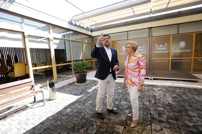 Archivo - El alcalde de Alicante, Luis Barcala (i), y la portavoz del PSPV en el Ayuntamiento, Ana Barceló (d), en una imagen de archivo