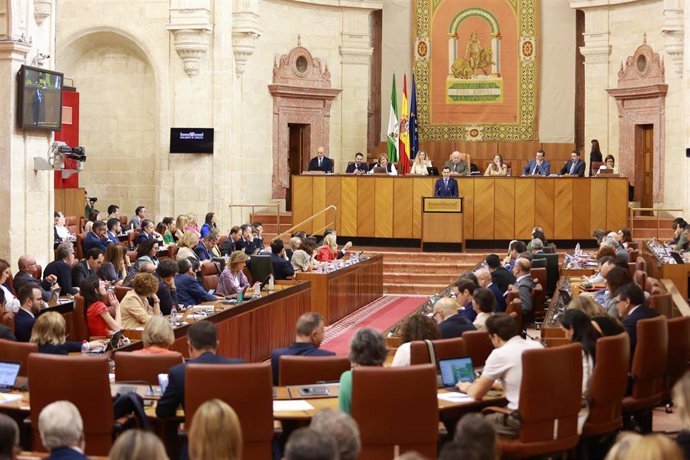 El presidente de la Junta, Juanma Moreno, interviene durante el debate. A 12 de junio de 2025, en sevilla (Andalucía, España). El presidente de la Junta, Juanma Moreno, ha comparecido en el Parlamento en un debate general sobre la situación de Andalucía.