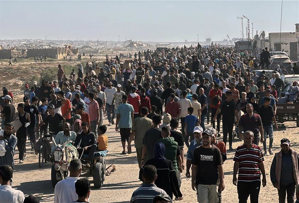 Palestinos acuden a intentar obtener ayuda humanitaria repartida por la Fundación Humanitaria para Gaza (GHF), respaldada por Israel y Estados Unidos, en el sur de la Franja de Gaza (archivo)