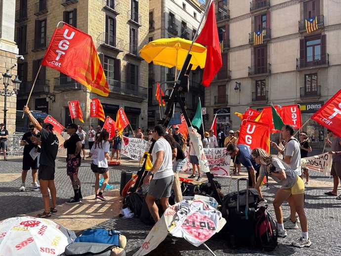 Manifestació dels socorristes a la plaça Sant Jaume de Barcelona