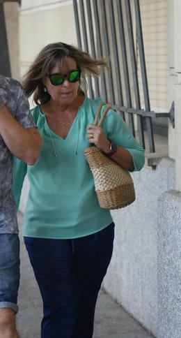 La empresaria del restaurante Río Grande a su llegada a la Audiencia para el juicio por los fondos de los ERE