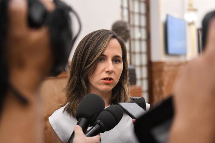 La portavoz de Podemos en el Congreso, Ione Belarra, atiende a los medios de comunicación durante una sesión de control al Gobierno, en el Congreso de los Diputados, a 11 de junio de 2025, en Madrid (España). 