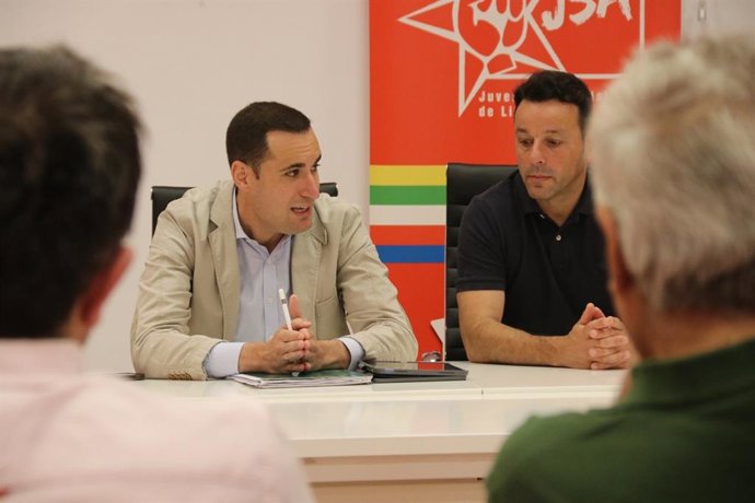 Juan Latorre y Javier Perales en la reunión con el PSOE de Linares.