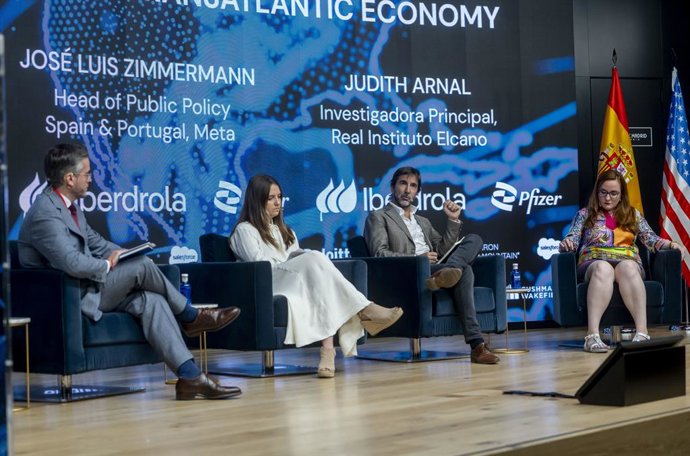 Palestrantes da mesa redonda sobre Competitividade e Regulamentação na economia transatlântica na conferência "Global Trends 2025".