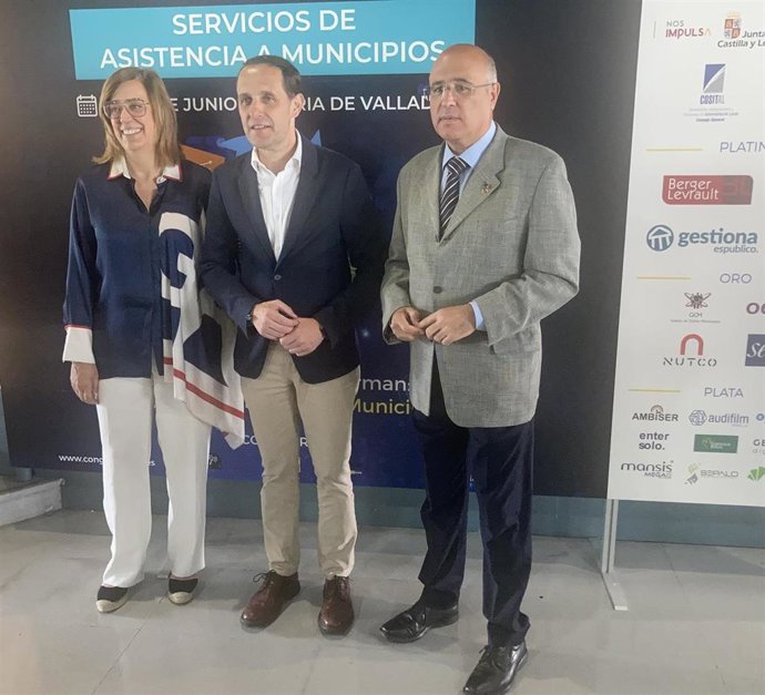 Ángeles Armisén (i), Conrado Íscar y Jacinto Canales, momentos antes de la inauguración del congreso.