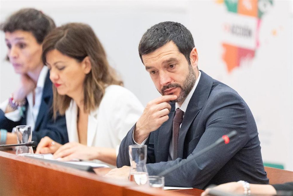 La ministra de Juventud e Infancia, Sira Rego,  y el ministro de Derechos Sociales y Consumo, Pablo Bustinduy, durante el acto Voces del desarrollo sostenible, la Agenda 2030 en los territorios, en Bizkaia Aretoa, a 12 de junio de 2025, en Bilbao, Viz