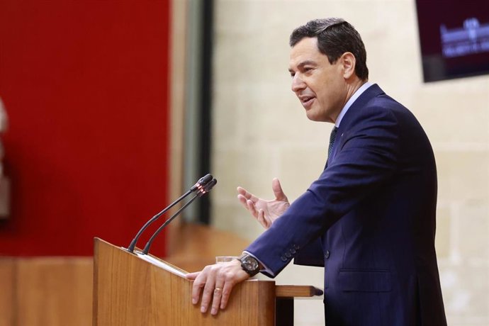 El presidente de la Junta, Juanma Moreno, interviene durante el debate. A 12 de junio de 2025, en sevilla (Andalucía, España). El presidente de la Junta, Juanma Moreno, ha comparecido en el Parlamento en un debate general sobre la situación de Andalucía.