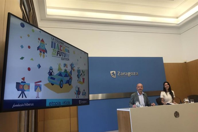 El consejero municipal de Economía, Transformación Digital y Transparencia, Carlos Gimeno, y la directora de la Fundación Hiberus, Sandra Parrilla