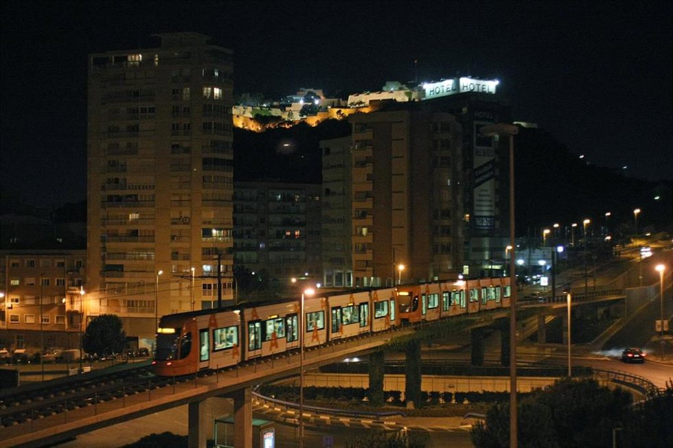 Archivo - TRAM d'Alacant en horario nocturno