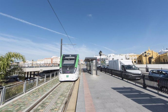 El Trambahía a su paso por Chiclana de la Frontera (Cádiz)