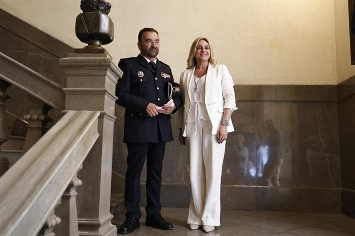 El nuevo jefe de la Policía Local de Granada, Rafael Domingo Sánchez, y la alcaldesa, Marifrán Carazo