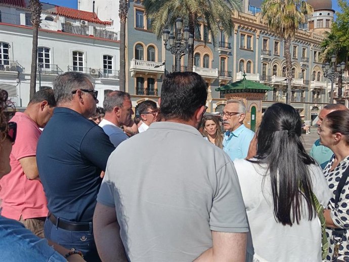 El alcalde de Bonares y representante del PSOE en Giahsa, Juan Antonio García (con polo celeste), acompañado por alcaldes socialistas de Giahsa.