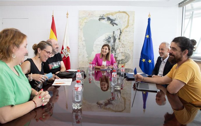 Reunión de la presidenta de Cantabria, María José Sáenz de Buruaga, y el consejero de Educación, Segio Silva, con representantes de la FAMPA
