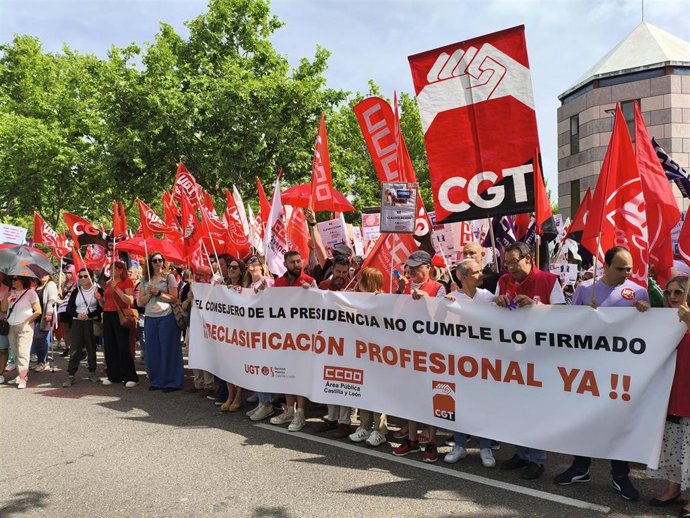Concentración de CCOO, UGT y CGT ante la Consejería de la Presidencia de la Junta en protesta por no aplicarse la reclasificación del personal laboral.