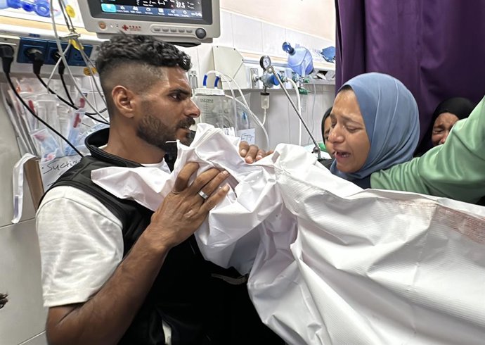 11 de junho de 2025, Khan Yunis, Faixa de Gaza, Território Palestino: Palestinos choram seus entes queridos que foram mortos por ataques israelenses, em Khan Yunis, Gaza, em 11 de junho de 2025. Os corpos são retirados do necrotério do Hospital Nasser par