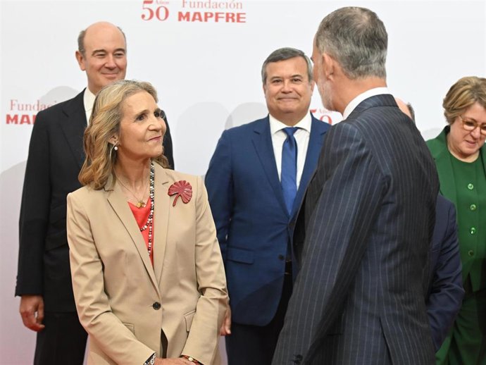 La Infanta Elena y el rey Felipe durante el acto central de celebración del 50º aniversario de Fundación Mapfre